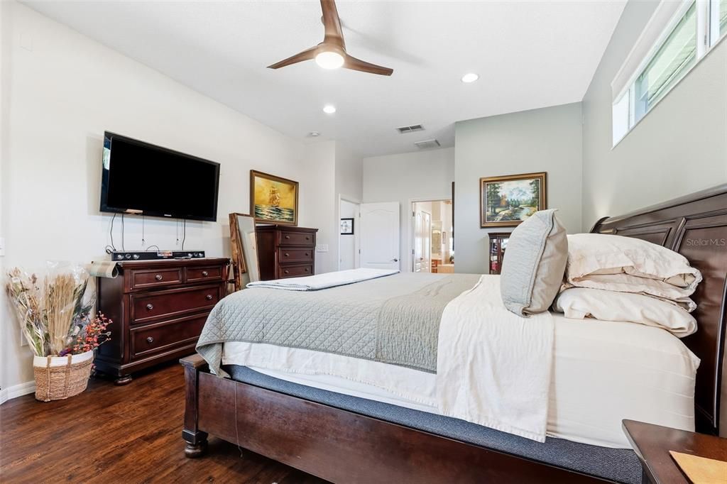 Active With Contract: $564,900 (3 beds, 3 baths, 2153 Square Feet)