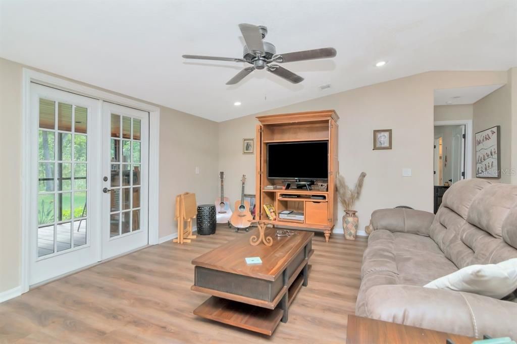 For Sale: $429,900 (4 beds, 2 baths, 1782 Square Feet)