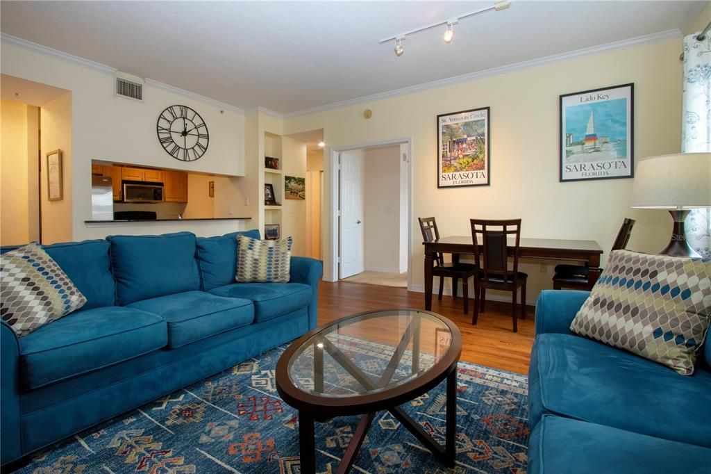 For Sale: $439,000 (2 beds, 2 baths, 1084 Square Feet)