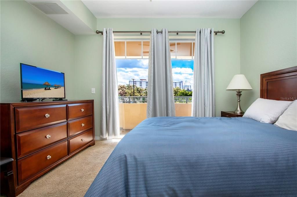 For Sale: $439,000 (2 beds, 2 baths, 1084 Square Feet)