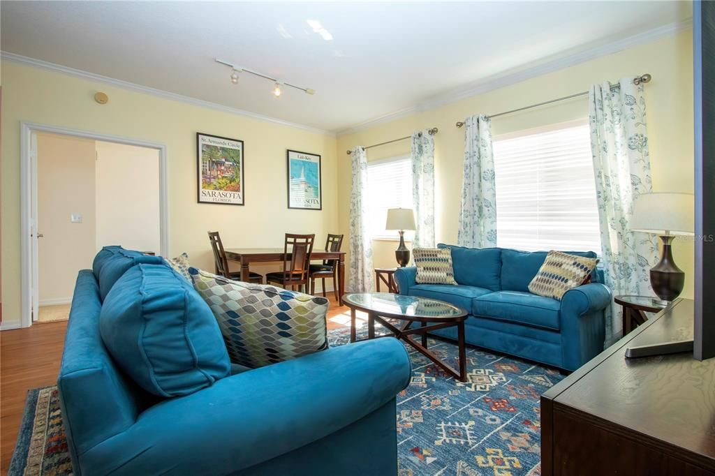 For Sale: $439,000 (2 beds, 2 baths, 1084 Square Feet)