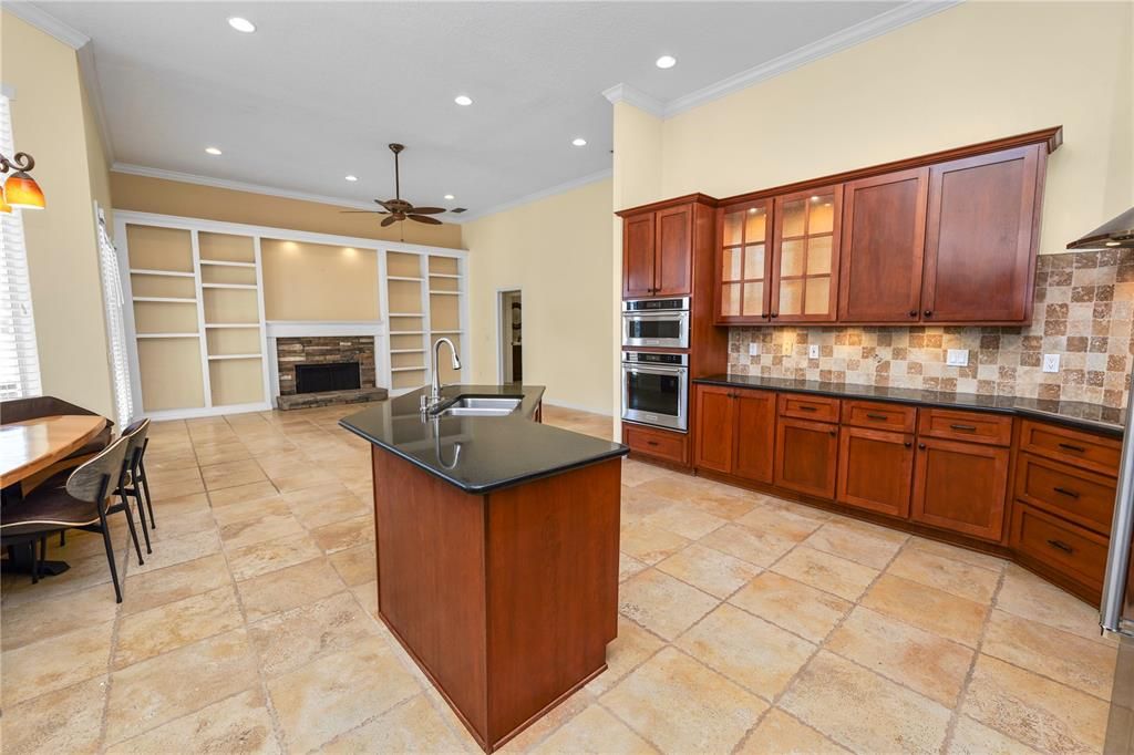 合同活跃: $920,000 (5 贝兹, 3 浴室, 3544 平方英尺)