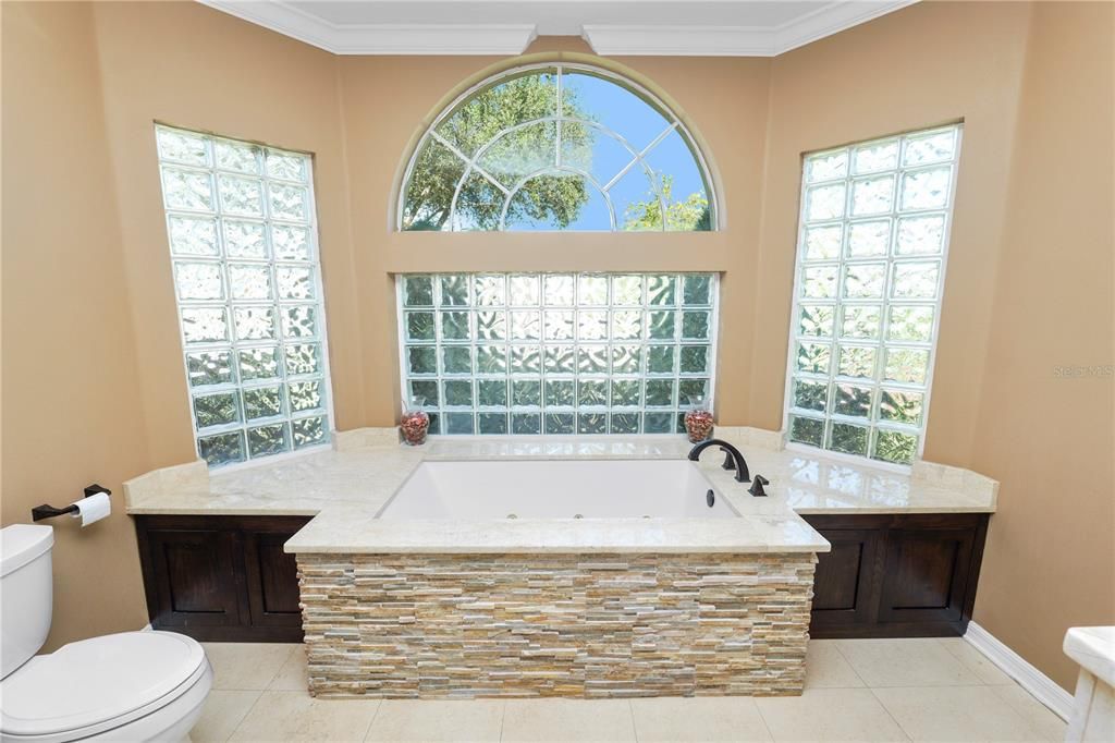 合同活跃: $920,000 (5 贝兹, 3 浴室, 3544 平方英尺)