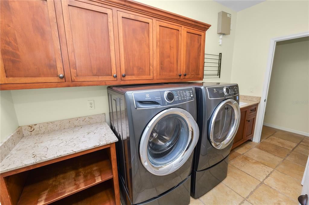 合同活跃: $920,000 (5 贝兹, 3 浴室, 3544 平方英尺)