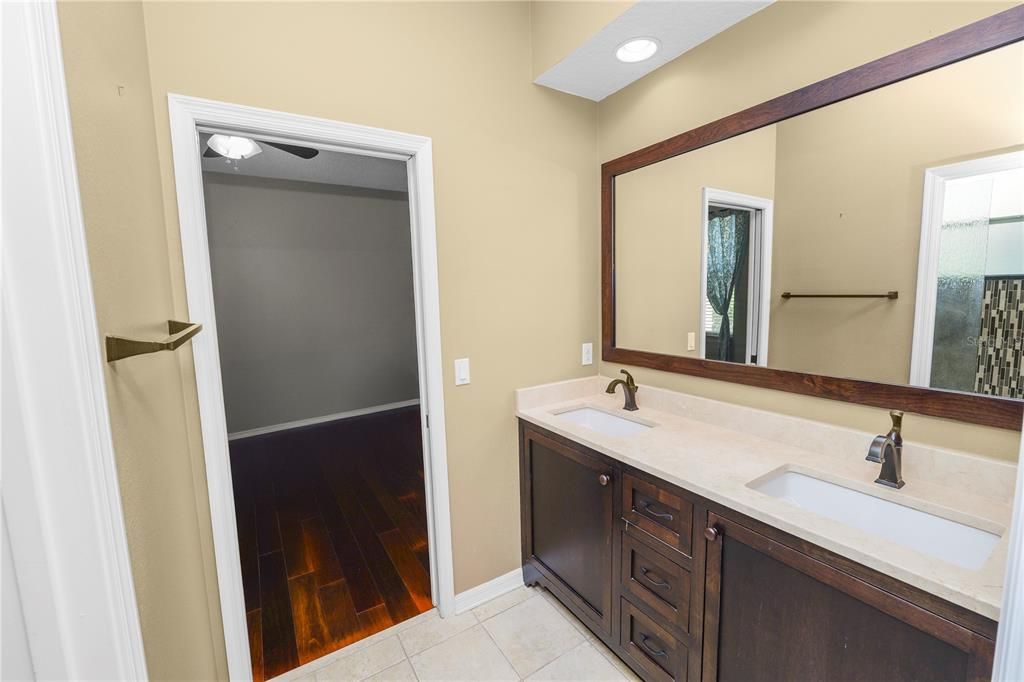 合同活跃: $920,000 (5 贝兹, 3 浴室, 3544 平方英尺)