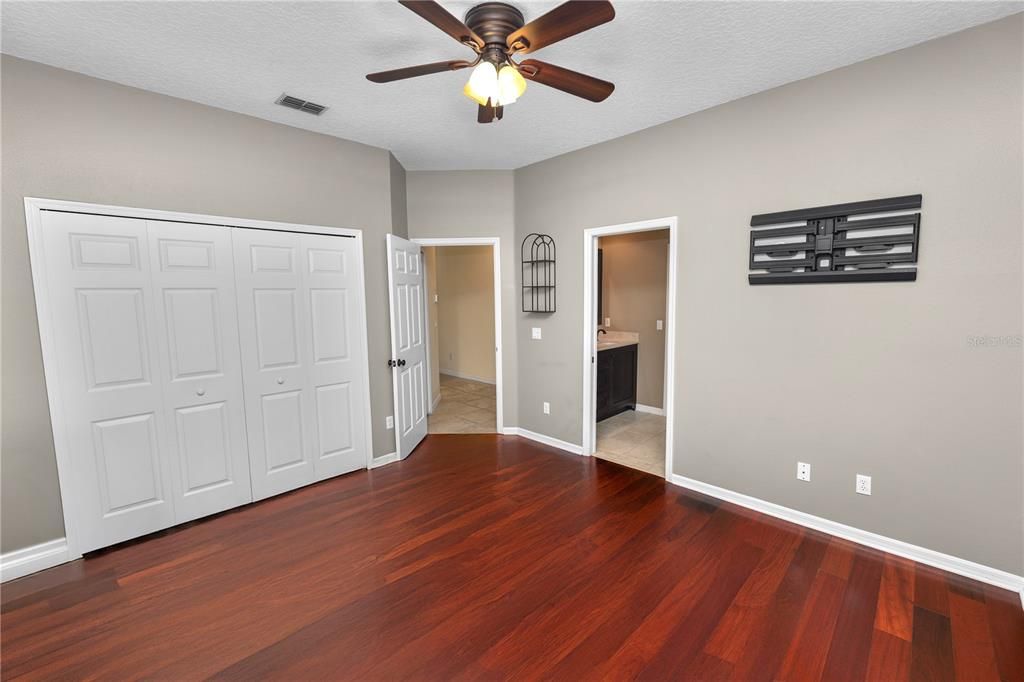 合同活跃: $920,000 (5 贝兹, 3 浴室, 3544 平方英尺)