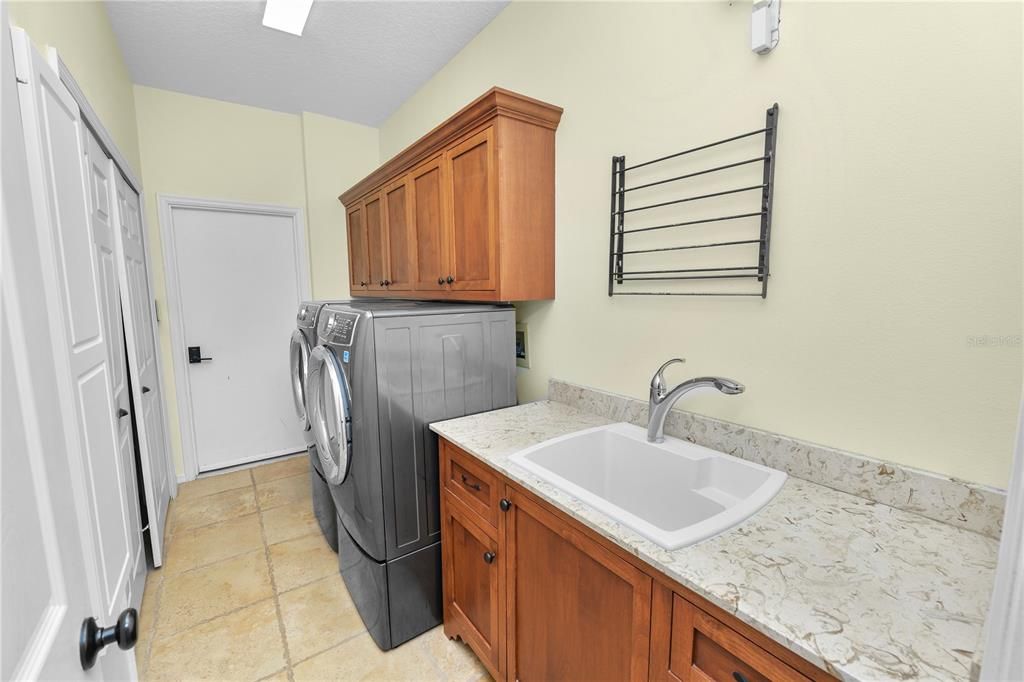 合同活跃: $920,000 (5 贝兹, 3 浴室, 3544 平方英尺)