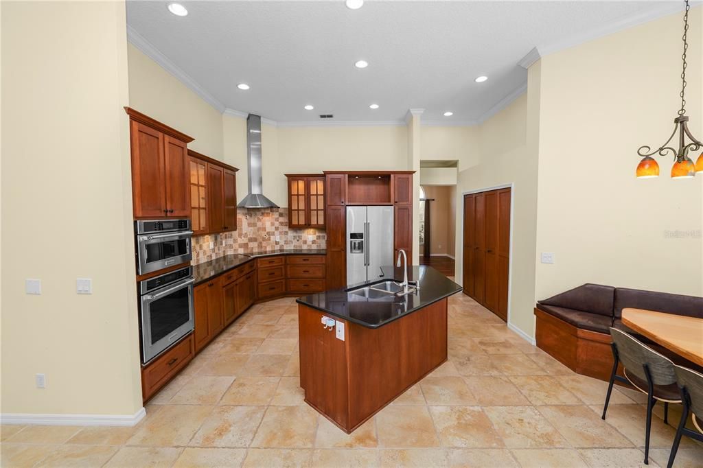 合同活跃: $920,000 (5 贝兹, 3 浴室, 3544 平方英尺)