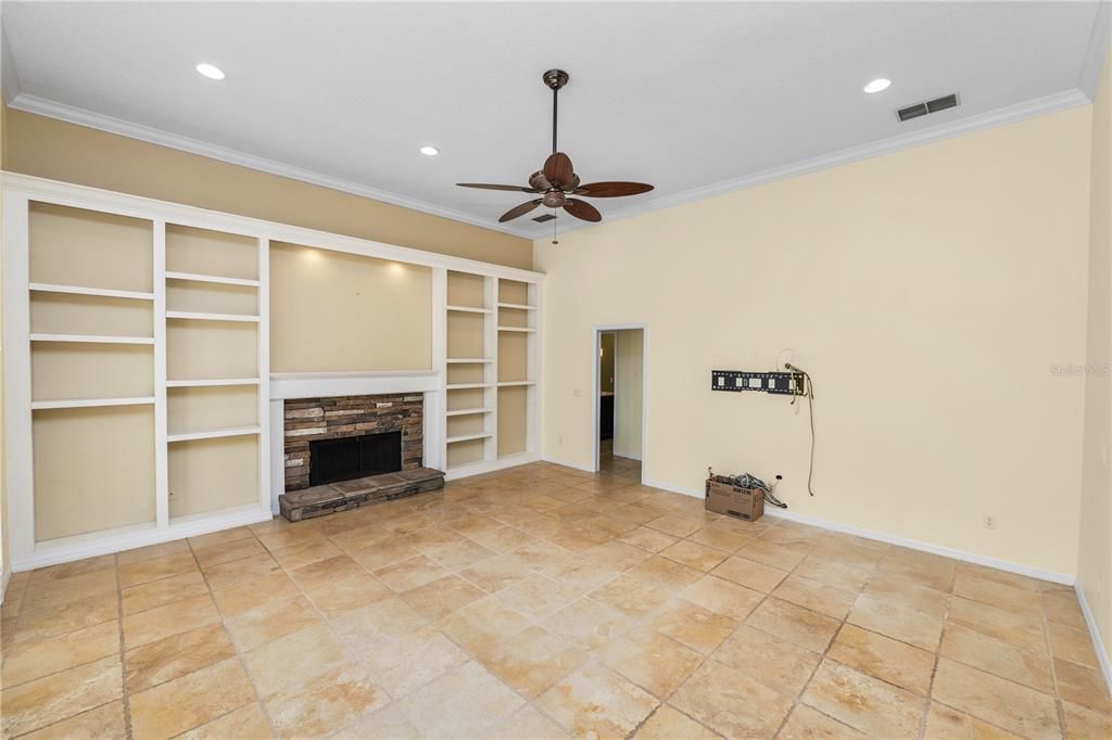 合同活跃: $920,000 (5 贝兹, 3 浴室, 3544 平方英尺)