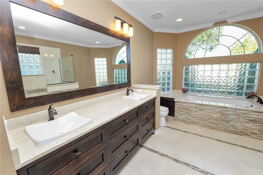 合同活跃: $920,000 (5 贝兹, 3 浴室, 3544 平方英尺)