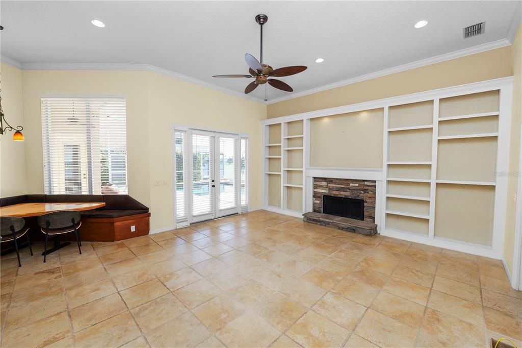 合同活跃: $920,000 (5 贝兹, 3 浴室, 3544 平方英尺)