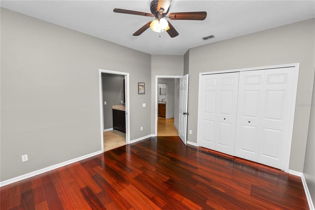 合同活跃: $920,000 (5 贝兹, 3 浴室, 3544 平方英尺)