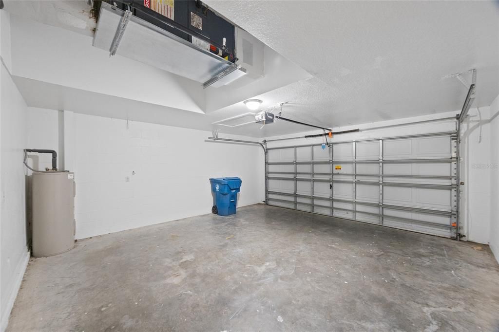 Под контрактом: $339,900 (4 спален, 2 ванн, 2236 Квадратных фут)