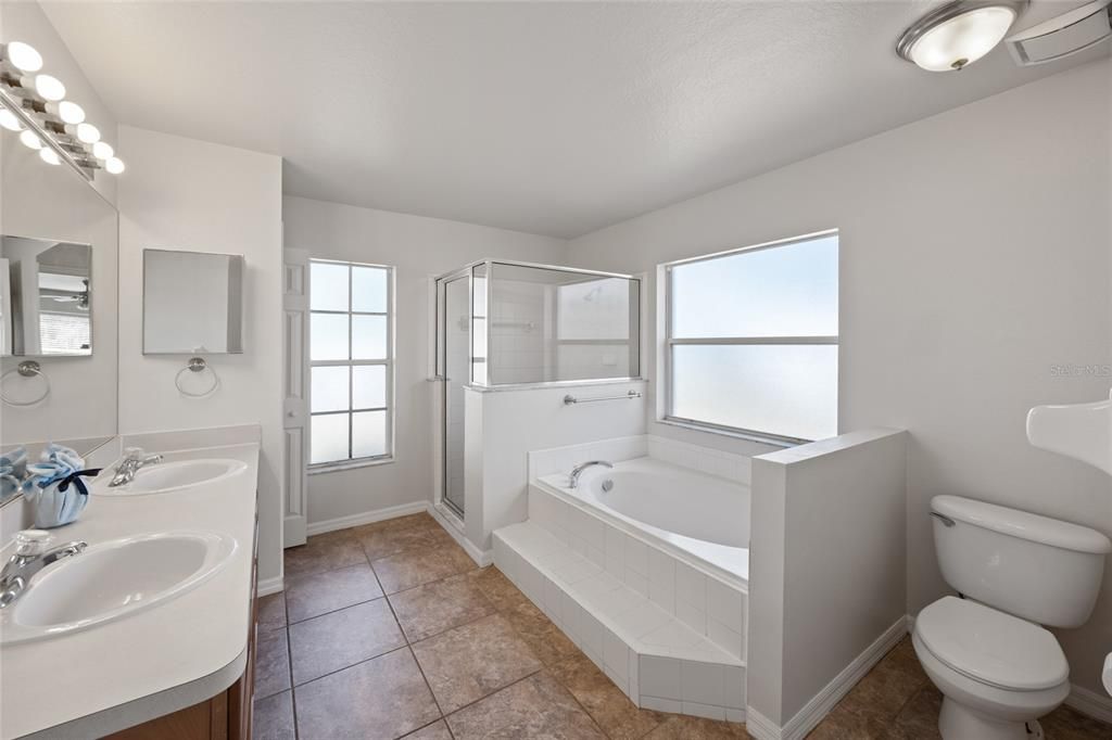 Под контрактом: $339,900 (4 спален, 2 ванн, 2236 Квадратных фут)