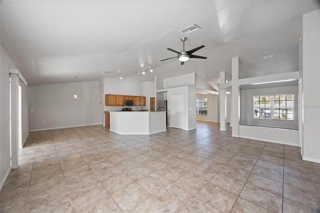 Под контрактом: $339,900 (4 спален, 2 ванн, 2236 Квадратных фут)