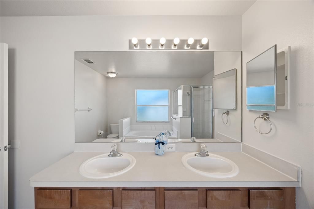 Под контрактом: $339,900 (4 спален, 2 ванн, 2236 Квадратных фут)