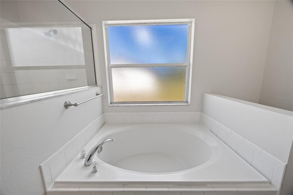 Под контрактом: $339,900 (4 спален, 2 ванн, 2236 Квадратных фут)