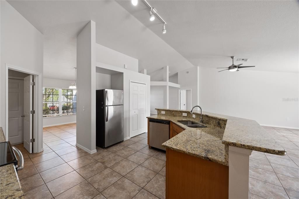 Под контрактом: $339,900 (4 спален, 2 ванн, 2236 Квадратных фут)