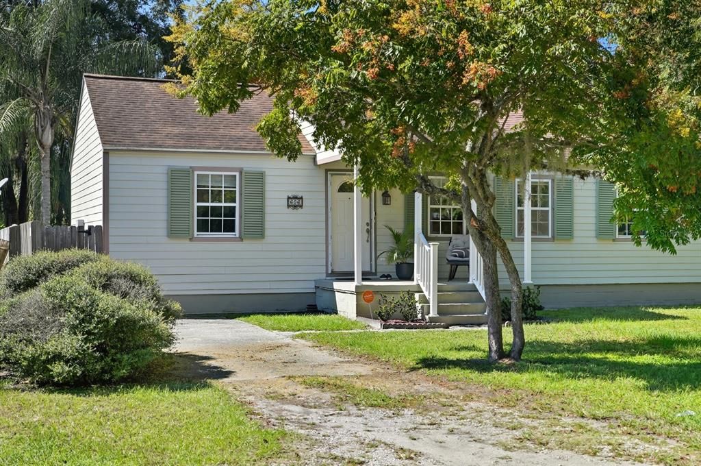 合同活跃: $197,000 (3 贝兹, 2 浴室, 1314 平方英尺)