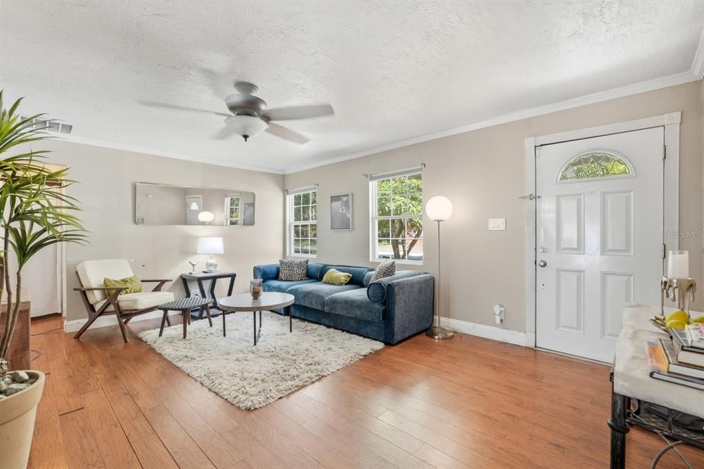 合同活跃: $197,000 (3 贝兹, 2 浴室, 1314 平方英尺)