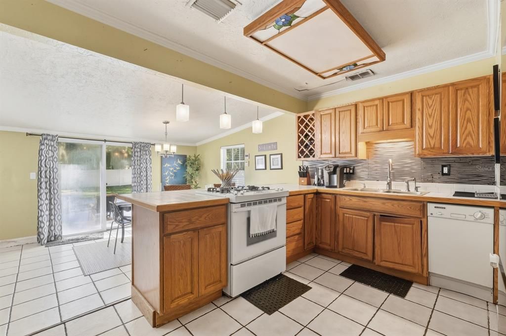 合同活跃: $197,000 (3 贝兹, 2 浴室, 1314 平方英尺)