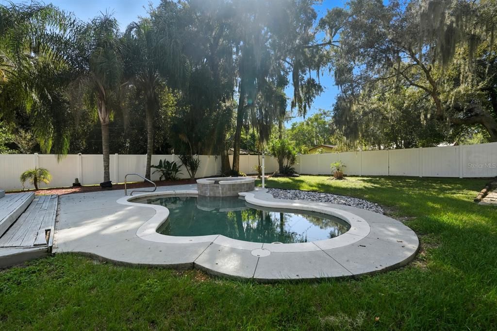 合同活跃: $197,000 (3 贝兹, 2 浴室, 1314 平方英尺)