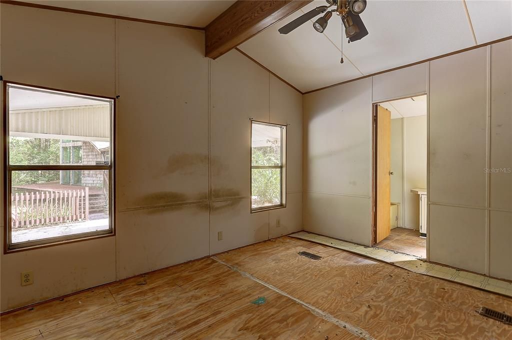 Под контрактом: $350,000 (3 спален, 2 ванн, 1645 Квадратных фут)