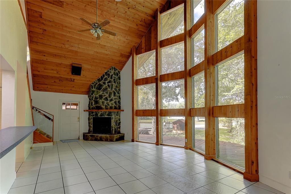 Под контрактом: $350,000 (3 спален, 2 ванн, 1645 Квадратных фут)