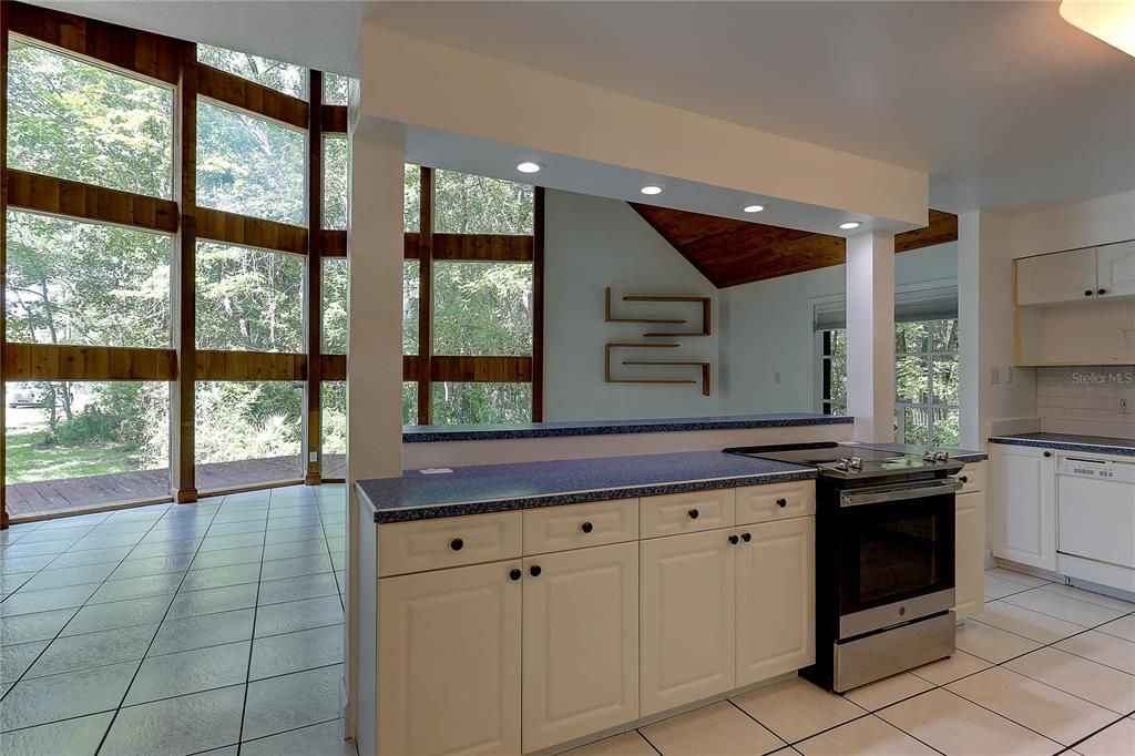 Под контрактом: $350,000 (3 спален, 2 ванн, 1645 Квадратных фут)