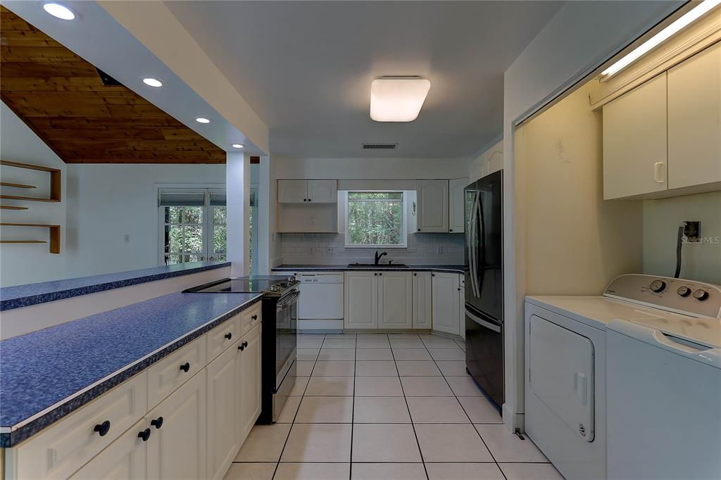 Под контрактом: $350,000 (3 спален, 2 ванн, 1645 Квадратных фут)