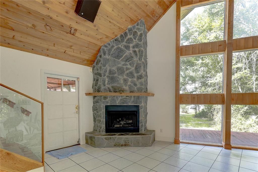 Под контрактом: $350,000 (3 спален, 2 ванн, 1645 Квадратных фут)