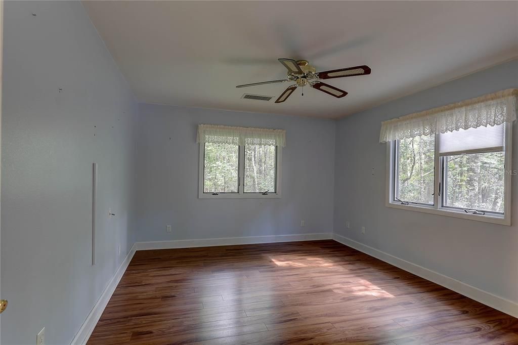 Под контрактом: $350,000 (3 спален, 2 ванн, 1645 Квадратных фут)