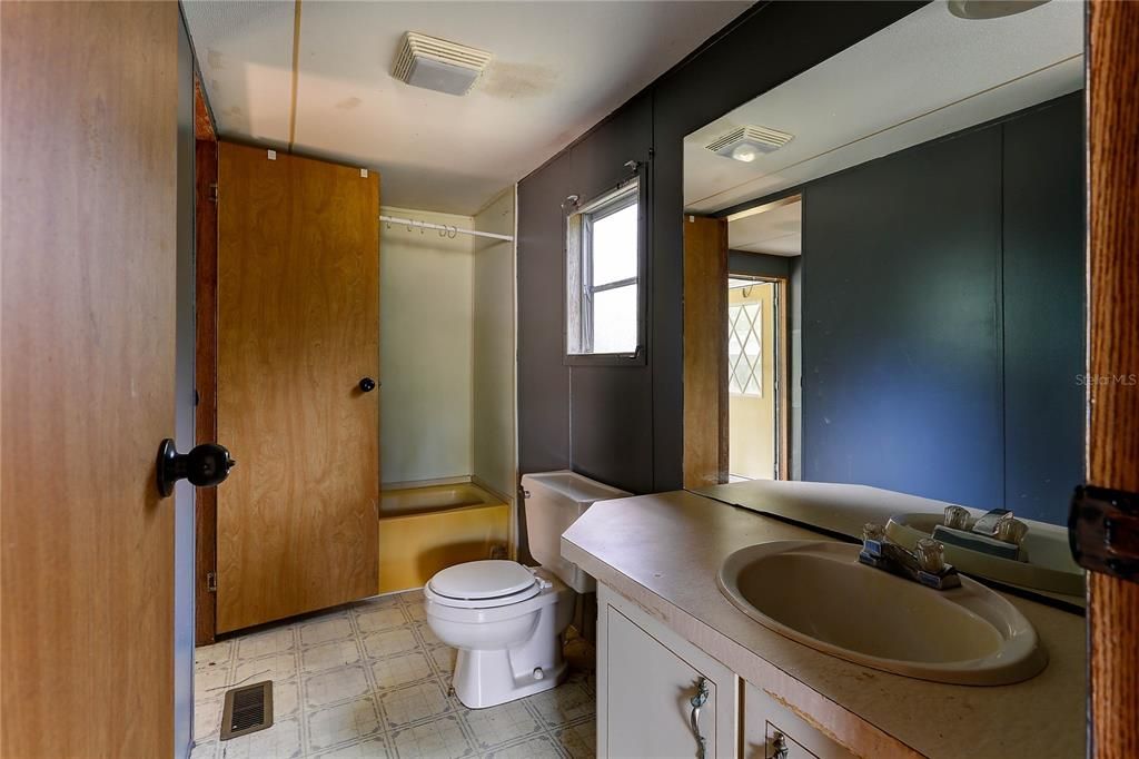 Под контрактом: $350,000 (3 спален, 2 ванн, 1645 Квадратных фут)