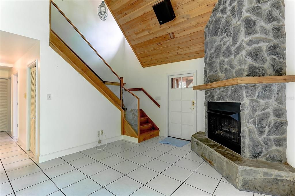 Под контрактом: $350,000 (3 спален, 2 ванн, 1645 Квадратных фут)