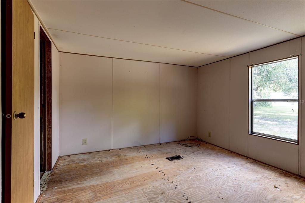 Под контрактом: $350,000 (3 спален, 2 ванн, 1645 Квадратных фут)