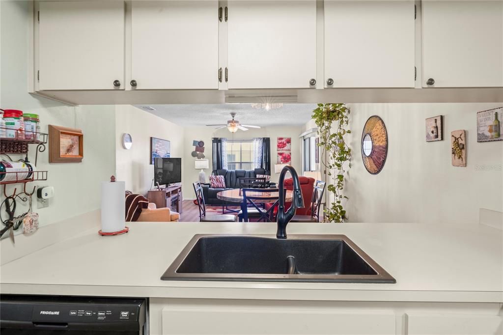 For Sale: $133,000 (2 beds, 2 baths, 1103 Square Feet)