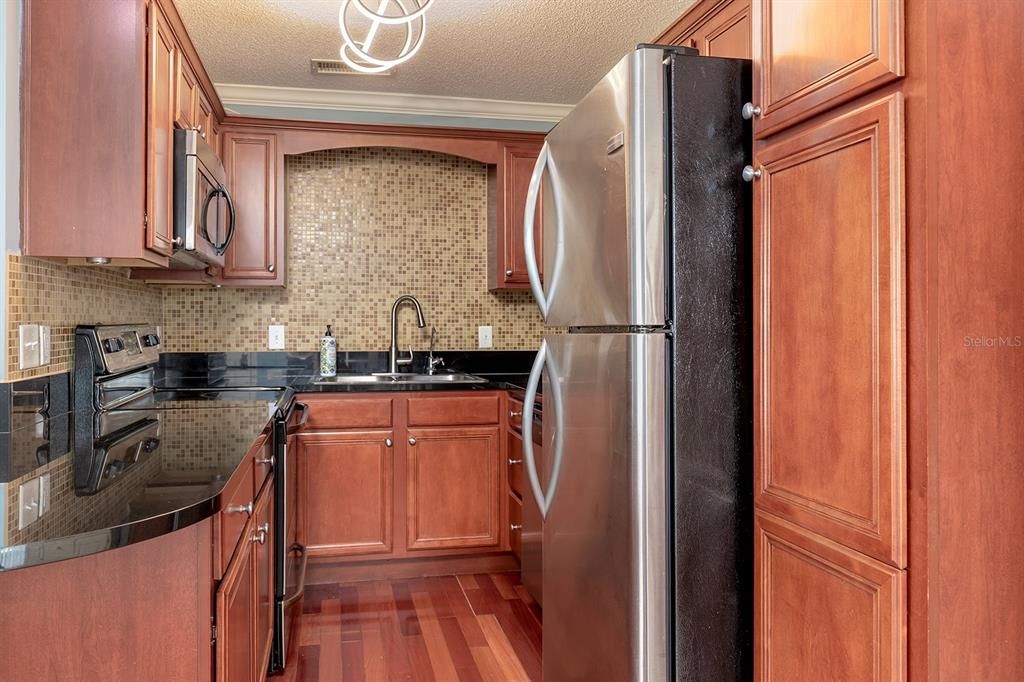 For Sale: $146,500 (1 beds, 1 baths, 636 Square Feet)