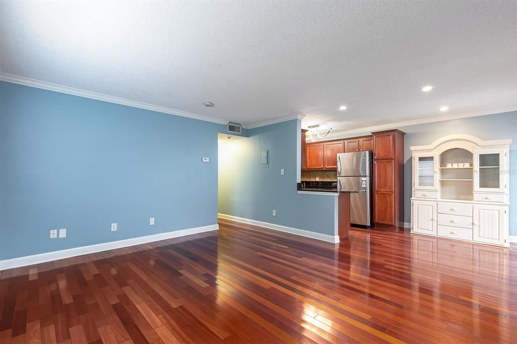 For Sale: $146,500 (1 beds, 1 baths, 636 Square Feet)