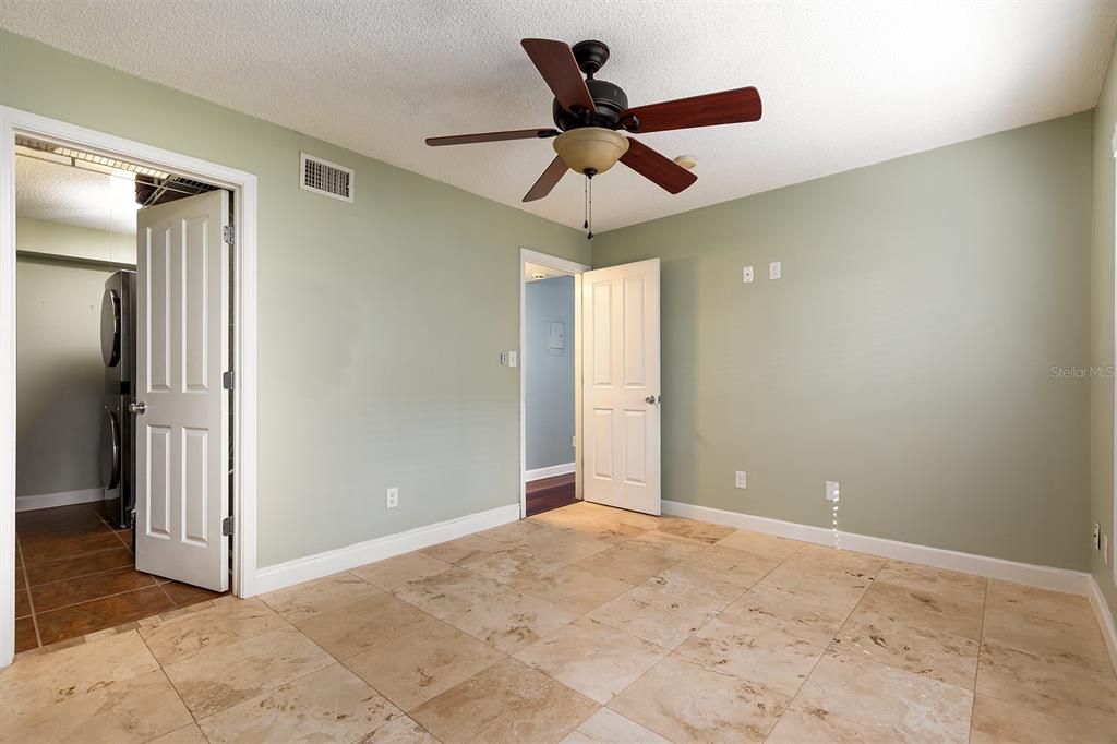 For Sale: $146,500 (1 beds, 1 baths, 636 Square Feet)