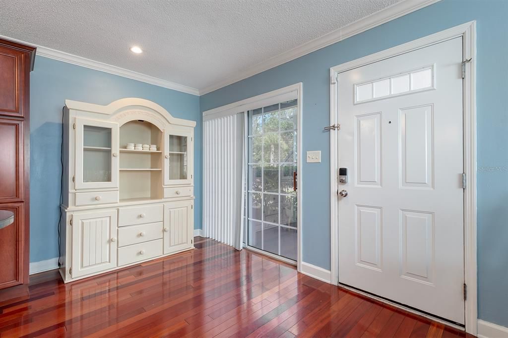 For Sale: $146,500 (1 beds, 1 baths, 636 Square Feet)