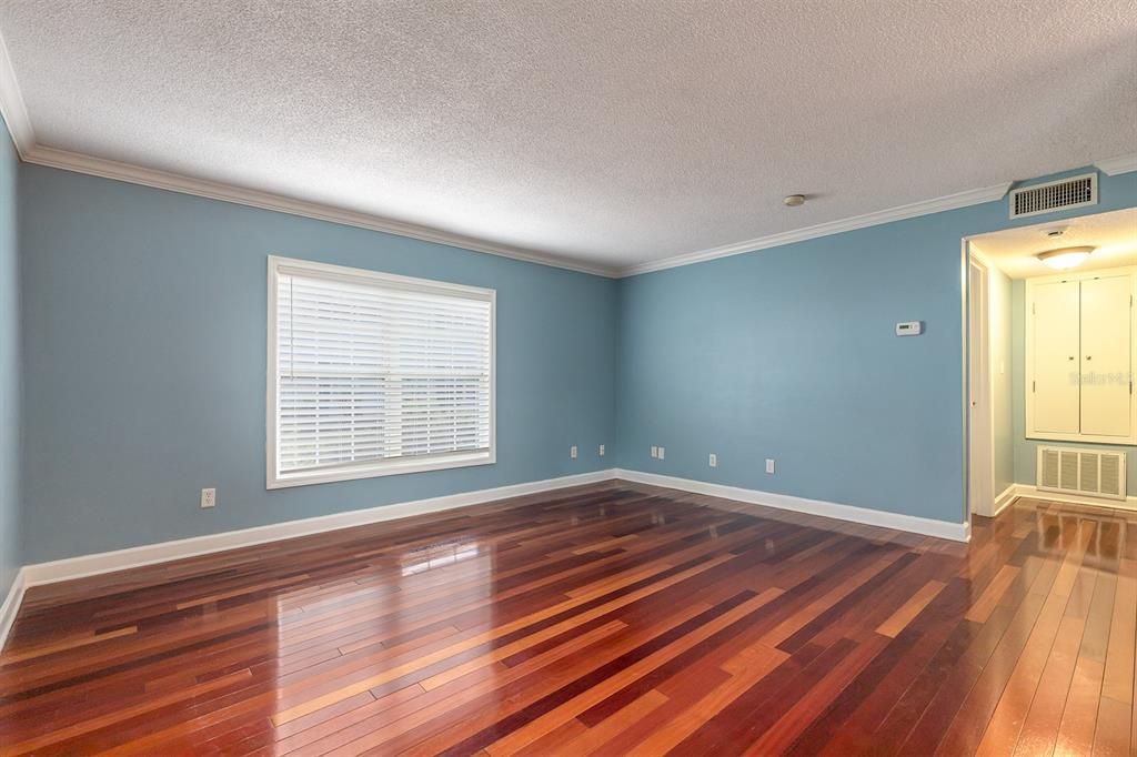 For Sale: $146,500 (1 beds, 1 baths, 636 Square Feet)