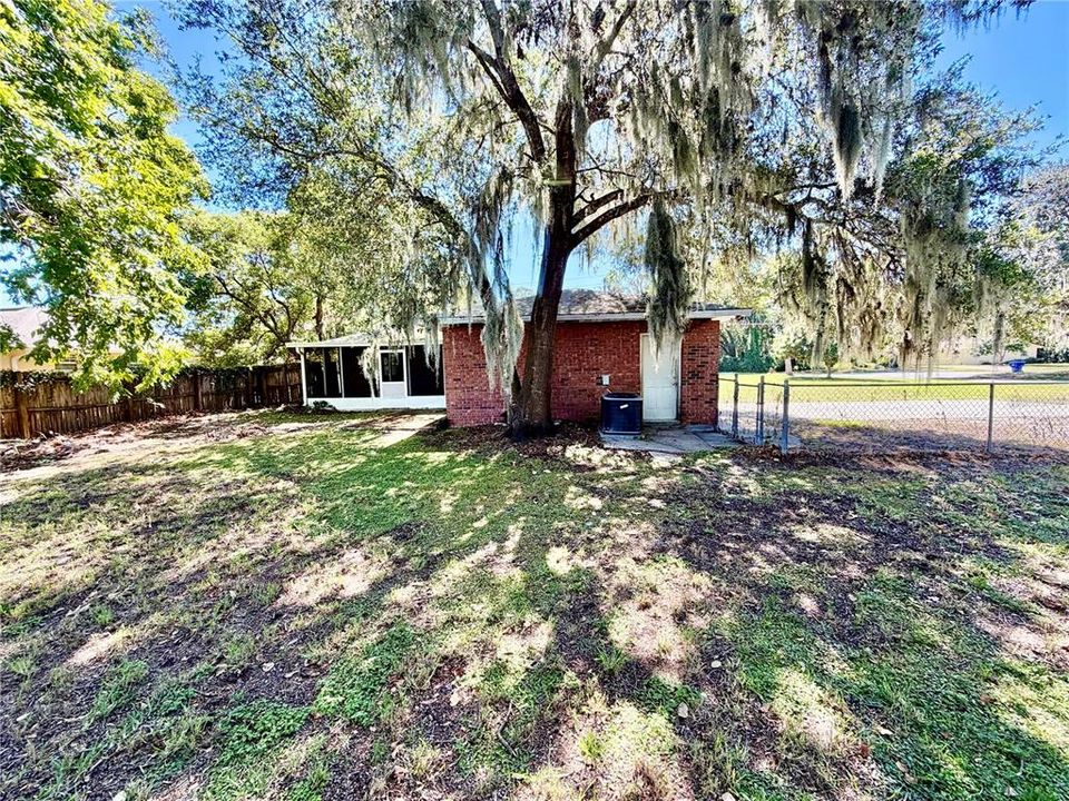 For Sale: $279,000 (2 beds, 2 baths, 1242 Square Feet)