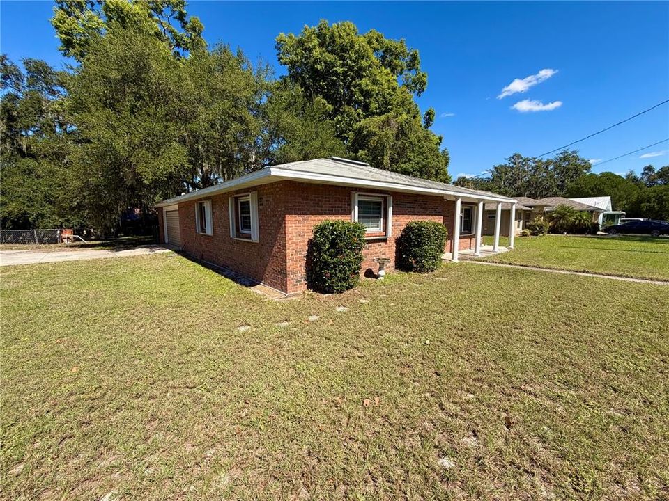 For Sale: $279,000 (2 beds, 2 baths, 1242 Square Feet)