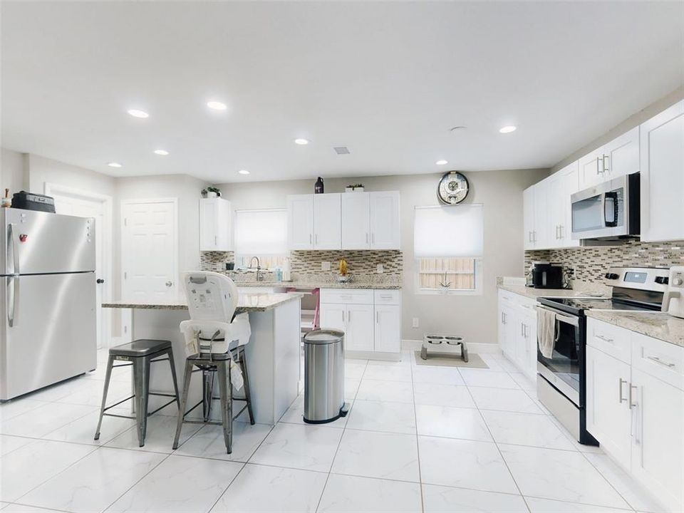 待售: $325,000 (3 贝兹, 2 浴室, 1081 平方英尺)