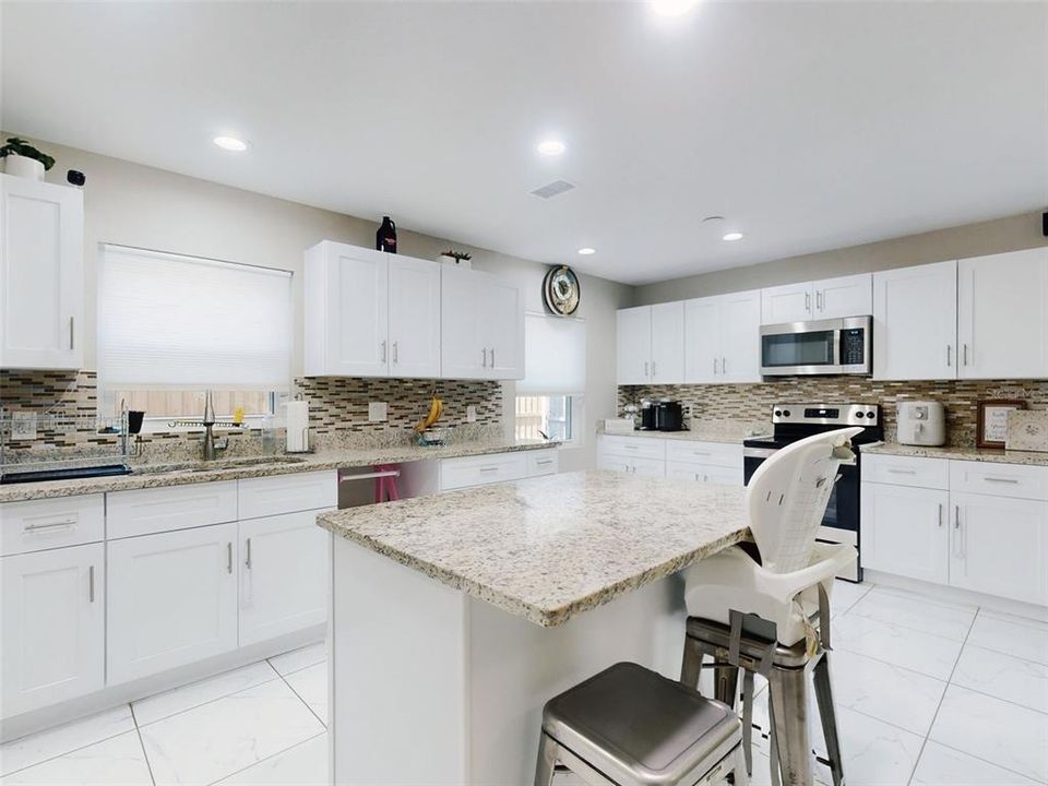 待售: $325,000 (3 贝兹, 2 浴室, 1081 平方英尺)