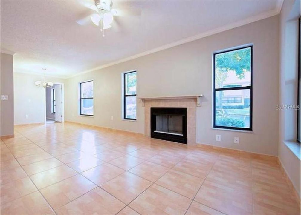 En Venta: $178,000 (2 camas, 2 baños, 889 Pies cuadrados)