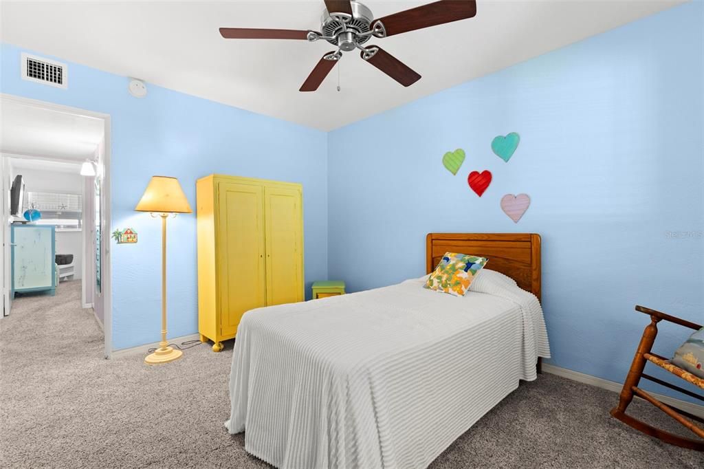 Active With Contract: $129,000 (2 beds, 1 baths, 875 Square Feet)