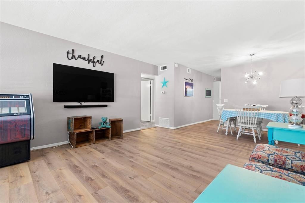 Active With Contract: $129,000 (2 beds, 1 baths, 875 Square Feet)