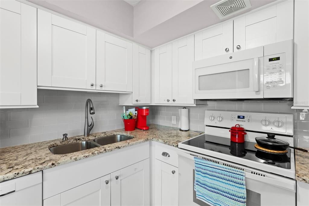 Active With Contract: $129,000 (2 beds, 1 baths, 875 Square Feet)