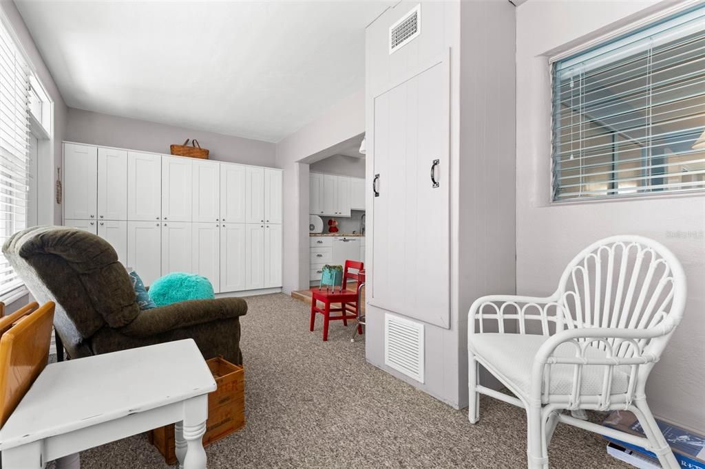 Active With Contract: $129,000 (2 beds, 1 baths, 875 Square Feet)